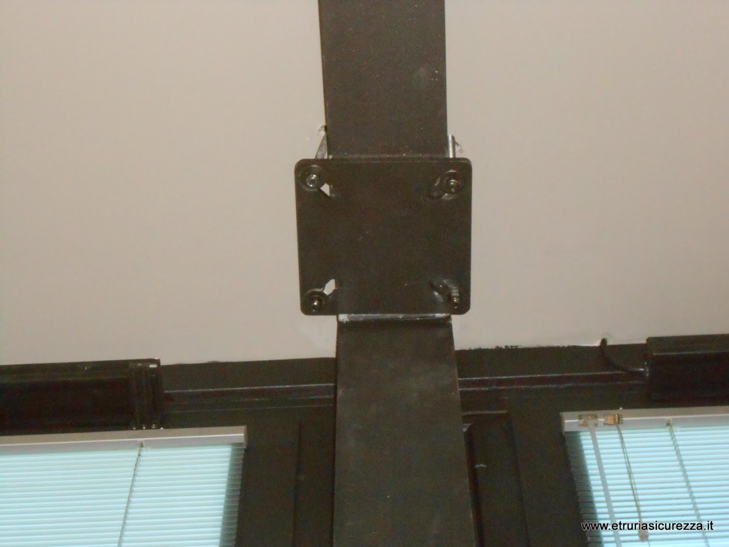 Galleria fotografica CONTROPIASTRA C240 240X240 ZINC.